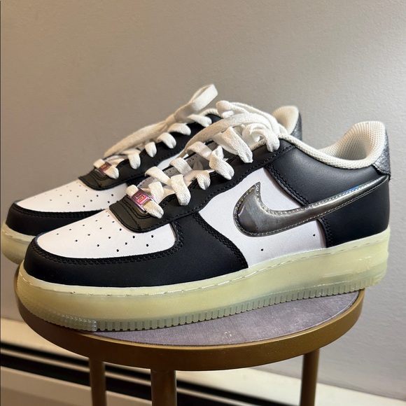 Nike Air Force 1 LV8 Youth 7 black white & vapor green